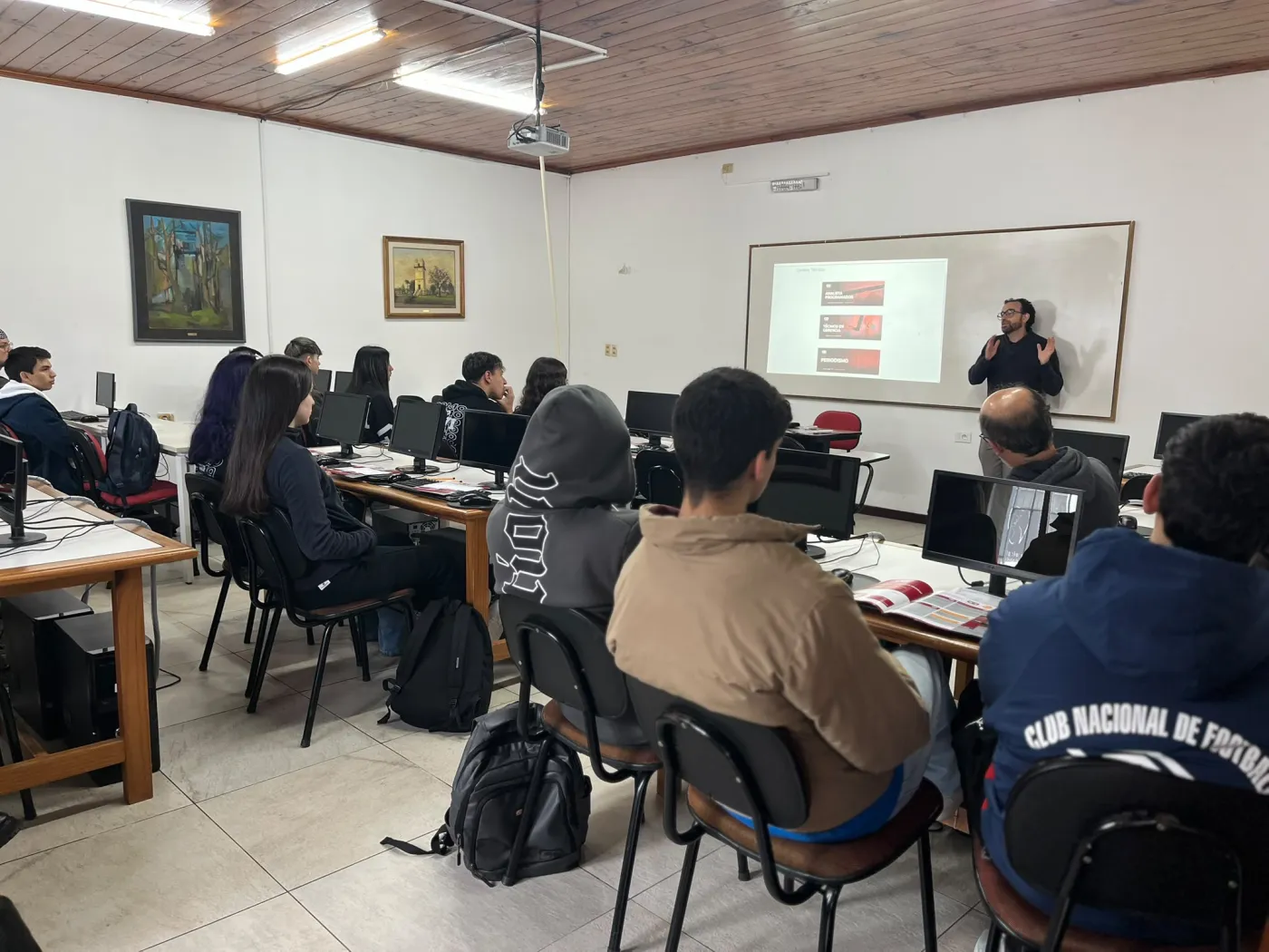 Estudiantes visitan CEI
