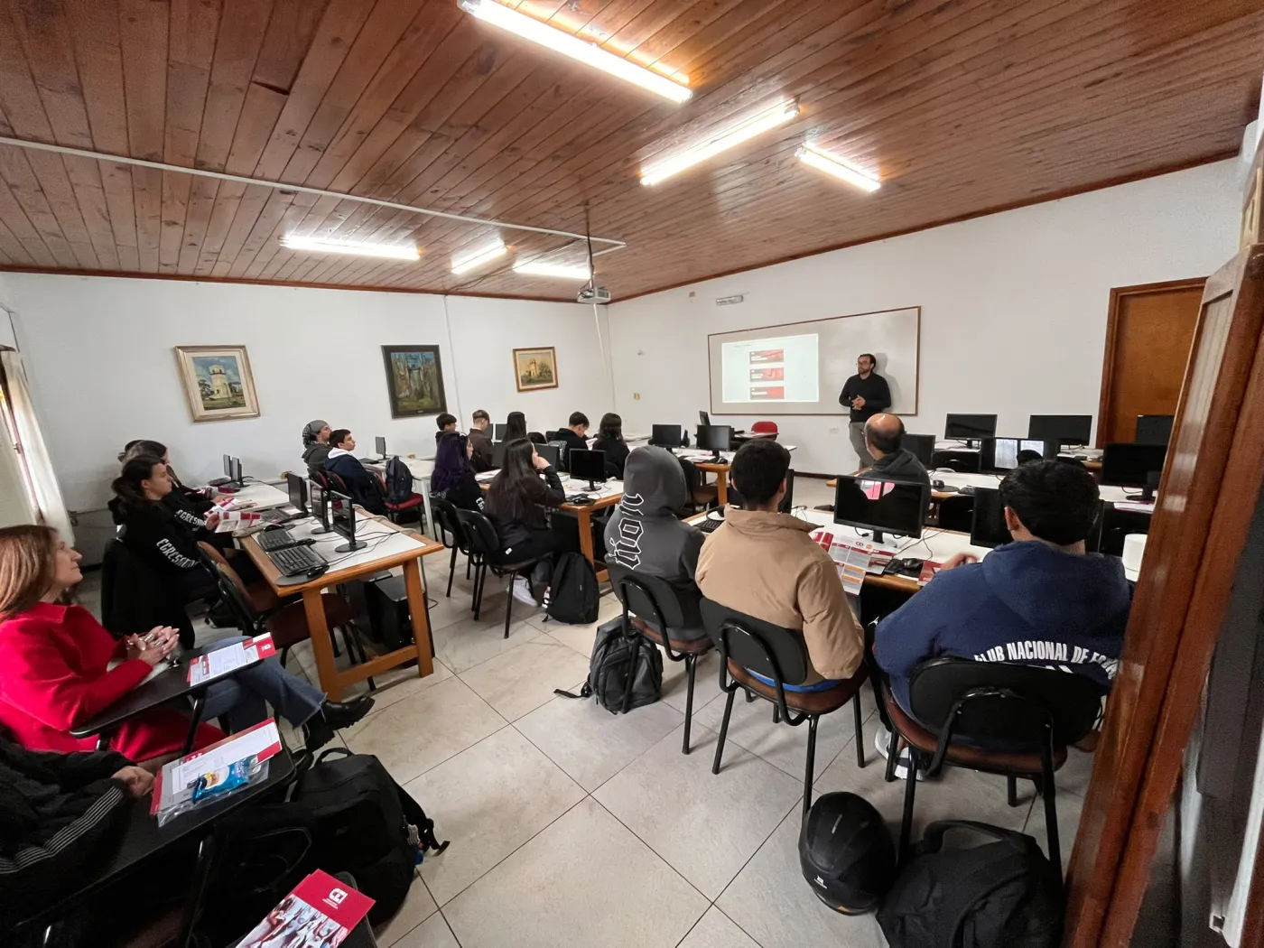 Estudiantes visitan CEI