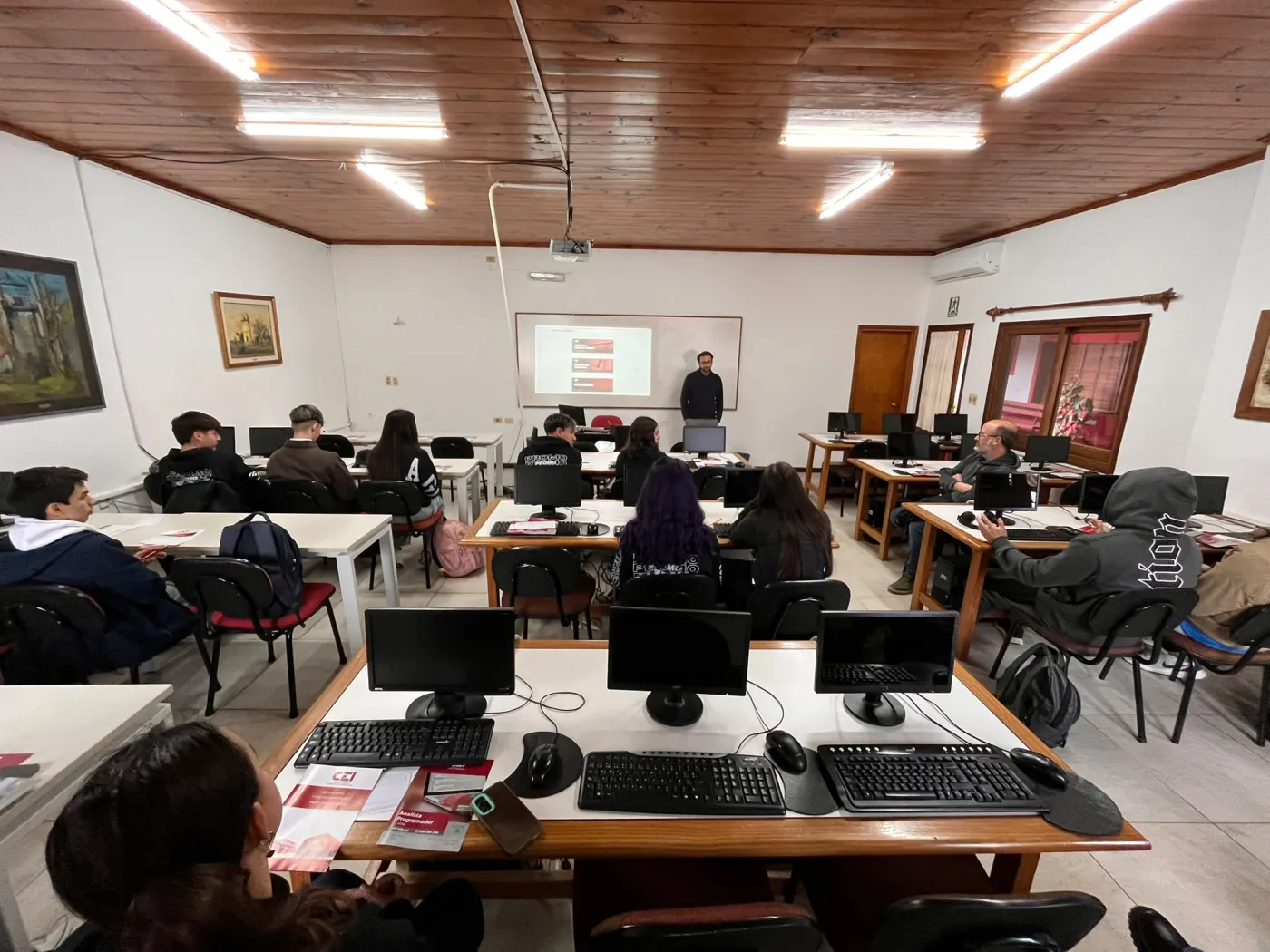 Estudiantes visitan CEI