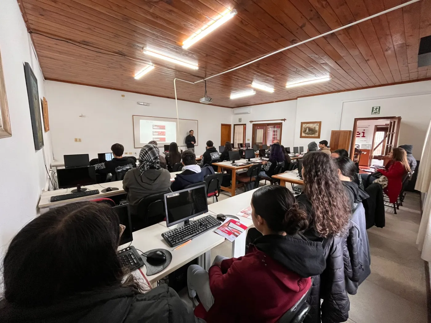 Estudiantes visitan CEI